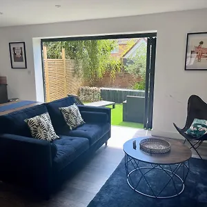 Apartment The Hideaway With Own Private Sunny Garden, Bournemouth